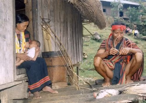 Người vợ Ca Dong mượn làn điệu plét khá độc đáo để bày tỏ lòng mình với người chồng.