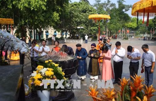 Dâng hương tại tượng đài vua Lý Thái Tổ. Ảnh: Thanh Tùng - TTXVN
