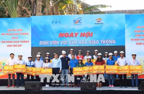 Tặng cờ lưu niệm cho các đội và cá nhân tham gia cuộc thi “Lái xe an toàn cùng sinh viên”. Ảnh: Xuân Dự - TTXVN
