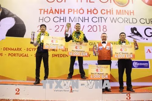 Trao giải thưởng cho các tay cơ đoạt giải. Ảnh: Xuân Dự - TTXVN