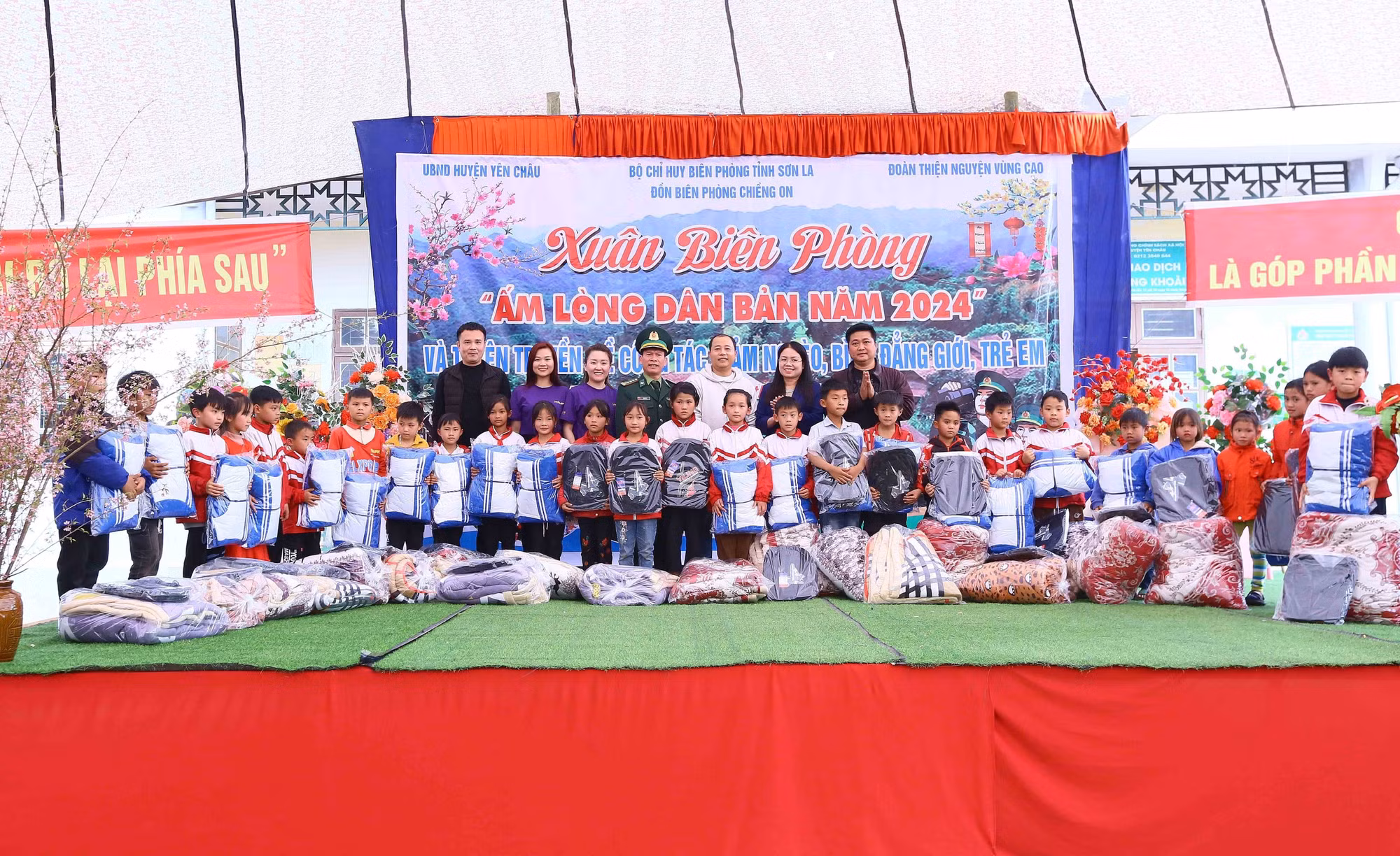 Tặng quà cho học sinh của xã Phiêng Khoài trong Chương trình "Xuân Biên phòng ấm lòng dân bản". Ảnh: Quang Quyết – TTXVN