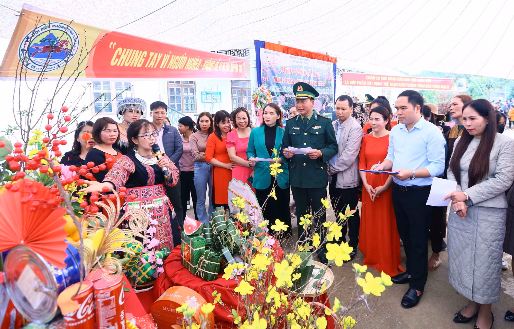 Ban giám khảo chấm phần thi gói và trưng bày mâm ngũ quả ngày Tết trong Chương trình "Xuân Biên phòng ấm lòng dân bản". Ảnh: Quang Quyết – TTXVN