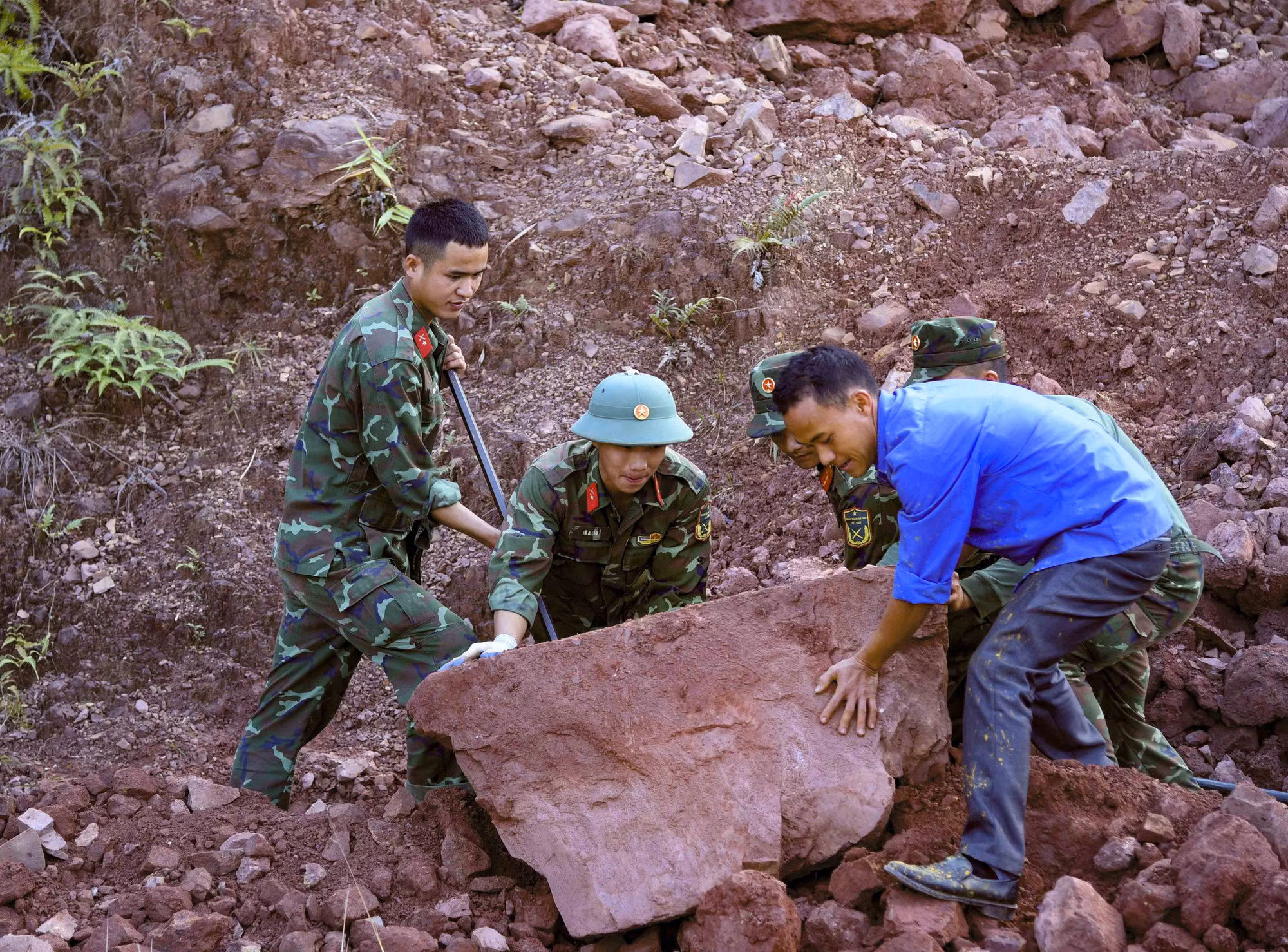 Chiến sĩ Trung đoàn 741, Bộ Chỉ huy Quân sự tỉnh Điện Biên cùng Đoàn Thanh niên xã Nậm Vì làm lại cầu dân sinh cho người dân bản. Ảnh: Xuân Tư – TTXVN