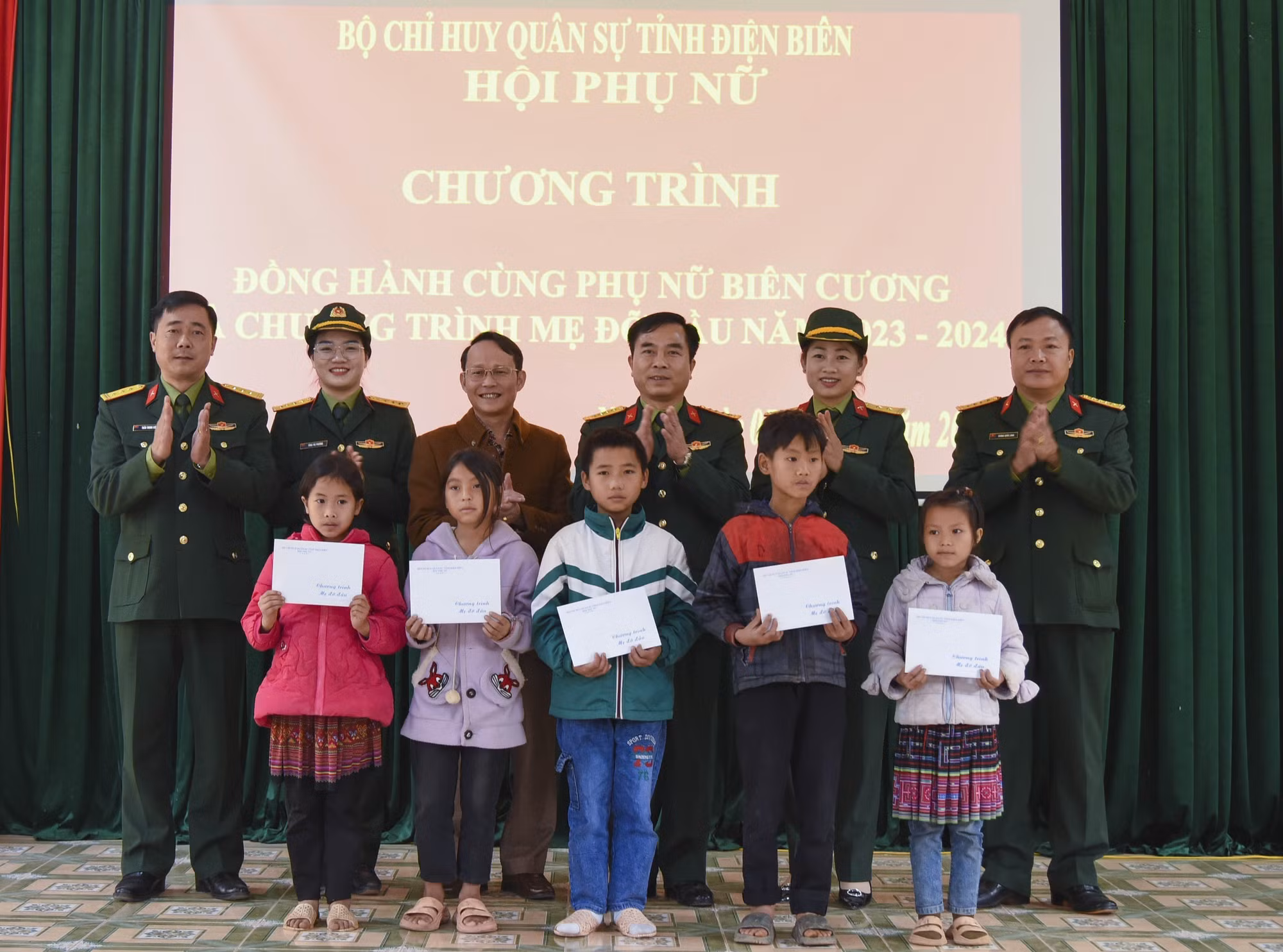 Trao quà của Hội Phụ nữ Bộ Chỉ huy Quân sự tỉnh Điện Biên cho các học sinh nghèo vượt khó xã Nậm Vì. Ảnh: Xuân Tư – TTXVN