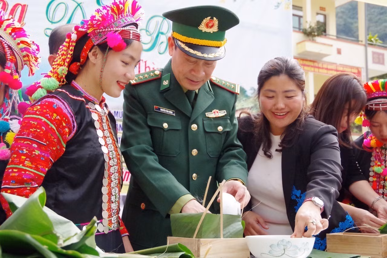 Quân dân biên giới Lai Châu đón Xuân sớm ảnh 4