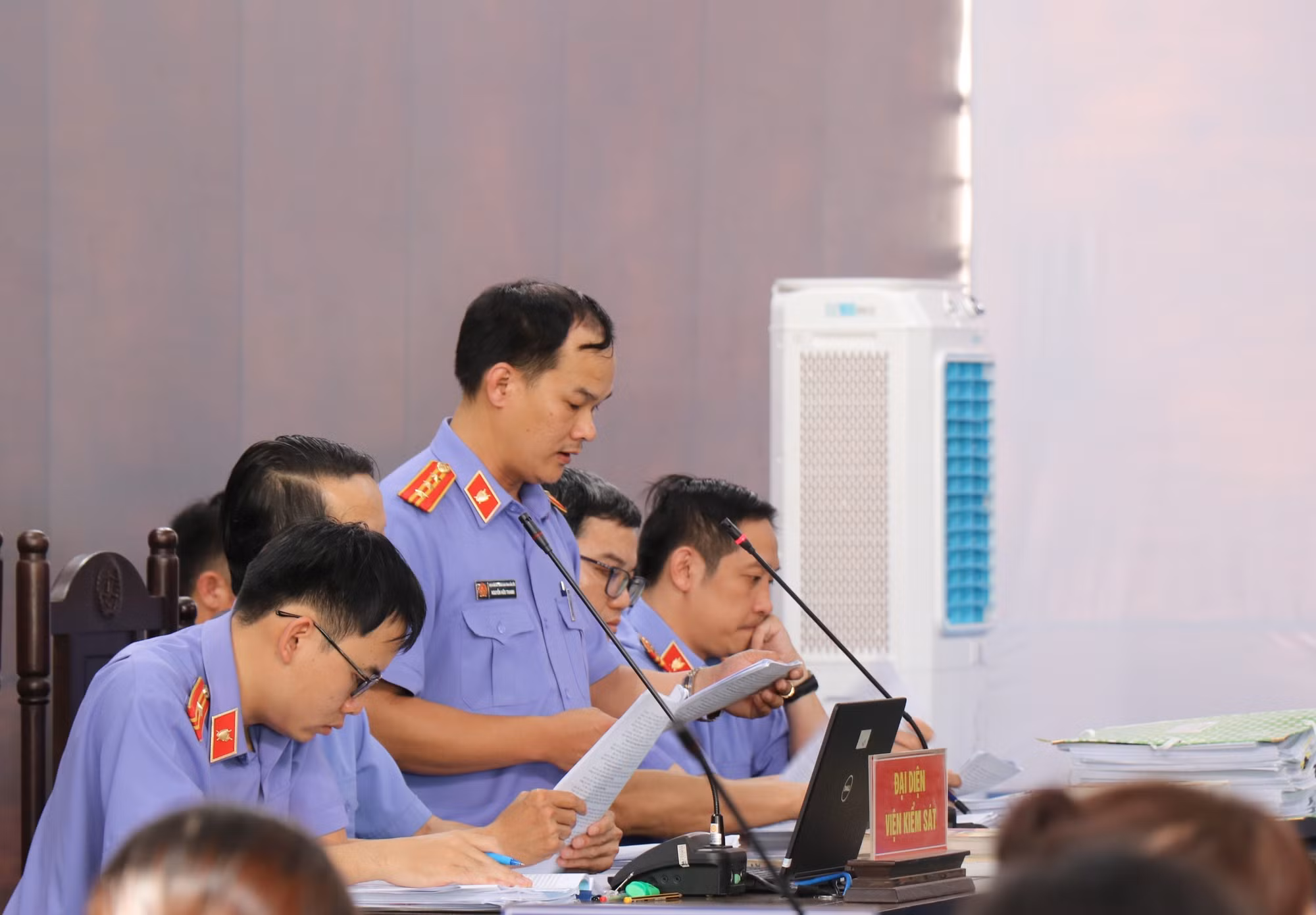 Đại diện Viện Kiểm sát nhân tỉnh Đắk Lắk công bố cáo trạng truy tố. Ảnh: TTXVN