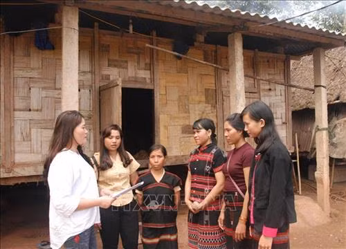 Một buổi truyền thông lưu động tại xã A Ngo. Ảnh: Thanh Thủy-TTXVN