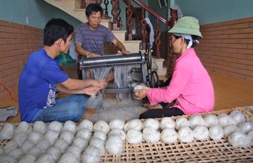 Bánh đa phơi xong được đem đi cất xong sẽ tiếp tục mang phơi từ 1 - 2 tiếng để bánh khô