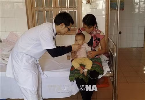 Nguyễn Văn Hiếu, sinh năm 1990, quê Thanh Lâm, huyện Mê Linh, Hà Nội là bác sĩ trẻ tình nguyện về công tác vùng khó khăn theo Dự án 585 của Bộ Y tế tại Trung tâm y tế huyện Mường Nhé tỉnh Điện Biên. Ảnh : Võ Văn Dũng - TTXVN