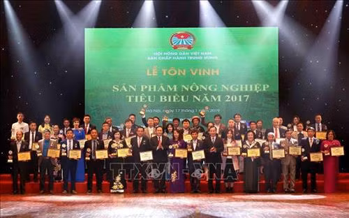 Phó Thủ tướng Chính phủ Vương Đình Huệ và Chủ tịch Trung ương Hội Nông dân Việt Nam Thào Xuân Sùng với các đại biểu được tôn vinh. Ảnh: Vũ Sinh – TTXVN