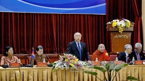 Ông Vũ Mão (đứng), Chủ tịch Trung ương Hội Hữu nghị Việt Nam - Campuchia phát biểu tại hội nghị. Ảnh: Thế Anh-TTXVN
