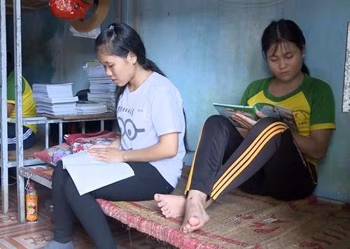 Nhà ở bán trú chật chội, không đáp ứng nhu cầu sinh hoạt, học tập của học sinh. Ảnh: Phước Ngọc-TTXVN