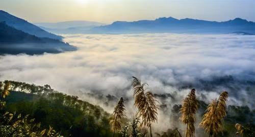Thơ mộng và trữ tình, Đèo Tằng Quái khiến du khách ngẩn ngơ khi ngắm nhìn trời mây bao phủ núi non
