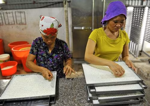 Đóng gói sản phẩm cơm cháy Ninh Bình để bảo quản tốt để xuất bán. Sản phẩm cơm cháy Ninh Bình Sau khi được nấu chín, cơm được cắt ra từng miếng nhỏ để cho vào lò sấy. Cơm được xắt thành miếng trước khi cho vào chiên giòn. Gạo được trải đều trước khi cho vào lò hấp chín.
