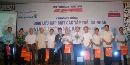Ông Sùng Sái Tồng cùng các đại biểu tham gia chương trình "Giao lưu, gặp mặt các tập thể, cá nhân già làng, trưởng bản, đảng viên tiêu biểu khu vực Tây Bắc năm 2017". Ảnh: dangcongsan.vn