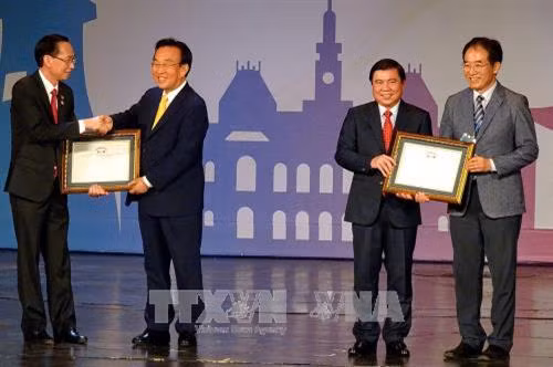 Lãnh đạo Thành phố Hồ Chí Minh đón nhận thư cảm ơn từ đại diện chính quyền tỉnh Gyeongsangbuk (Hàn Quốc). Ảnh: Thế Anh-TTXVN