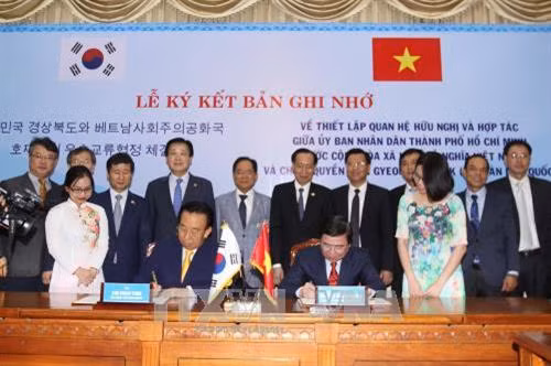Lễ ký thỏa thuận hợp tác giữa Thành phố Hồ Chí Minh và tỉnh Gyeongsangbuk (Hàn Quốc). Ảnh: Thanh Vũ-TTXVN