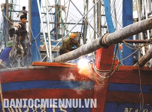 Sửa chữa những hư hỏng trên tàu trước khi tiếp tục vươn khơi