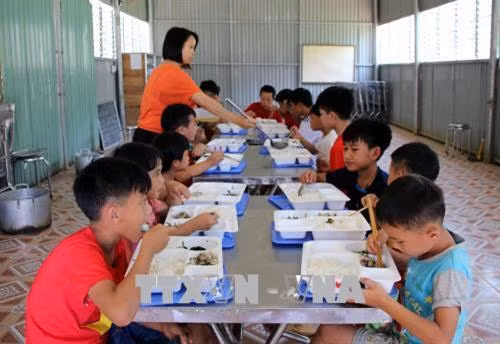 Trong ảnh: Các con trẻ ở trung tâm được chăm lo từng bữa ăn, giấc ngủ. Ảnh: Diệp Anh - TTXVN