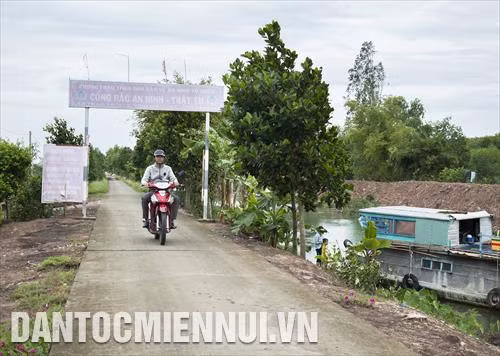 Đường giao thông nông thôn qua ấp Tràm Trổi (xã Vĩnh Điều, huyện Giang Thành) được xây dựng khang trang, sạch đẹp