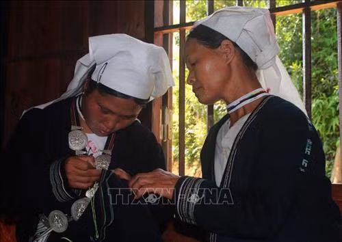 Nghề thêu dệt thổ cẩm được người Dao Tiền giữ gìn từ thế hệ này sang thế hệ khác. Ảnh: Chu Hiệu - TTXVN