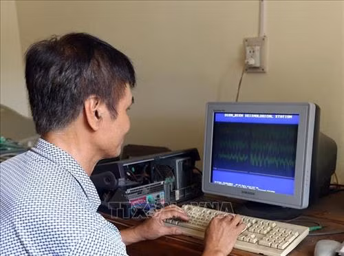 Cán bộ Trạm địa chấn Điện Biên kiểm tra giản đồ cường độ trận động đất. Ảnh: Phan Tuấn Anh - TTXVN