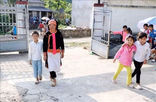Nhiều phụ huynh không quản ngại khó khăn, đường xá xa xôi đưa con em đến tựu trường đúng thời gian quy định. Ảnh: Công Tuyên-TTXVN