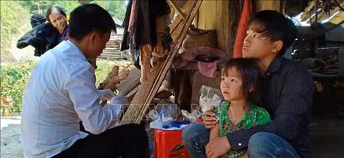 Đoàn công tác của Trung tâm Kiểm soát Bệnh tật tỉnh Yên Bái đến các địa phương trong tỉnh khám bệnh cho người dân. Ảnh: Đinh Thùy-TTXVN