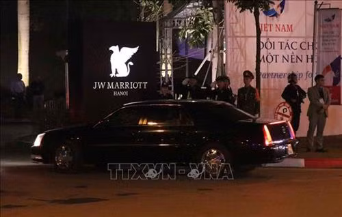 Đoàn xe hộ tống Tổng thống Mỹ Donald Trump về đến khách sạn Marriott JW. Ảnh: Văn Điệp – TTXVN