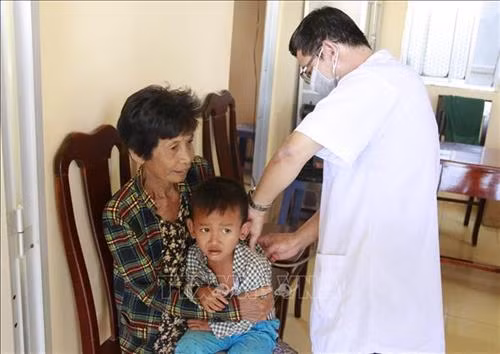 Bác sĩ Trạm xá quân dân y Vĩnh Gia khám bệnh cho người dân. Ảnh: Công Mạo-TTXVN