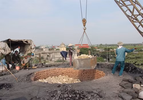 Người lao động tại lò vôi tong tình trạng không được trang bị bảo hộ lao động.