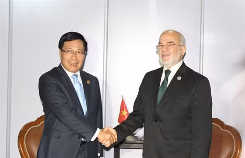 Phó Thủ tướng, Bộ trưởng Ngoại giao Phạm Bình Minh gặp Bộ trưởng Ngoại giao Iraq Ibrahim Al-Shaiker Al-Jafari. Ảnh: VŨ Lê Hà- TTXVN