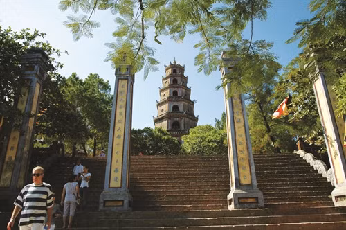 Chùa Thiên Mụ không chỉ là chốn tâm linh mà còn là nơi vãn cảnh ở xứ Huế