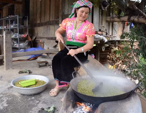 Người dân ở xã Tú Lệ huyện Văn Chấn, Yên Bái sản xuất cốm.