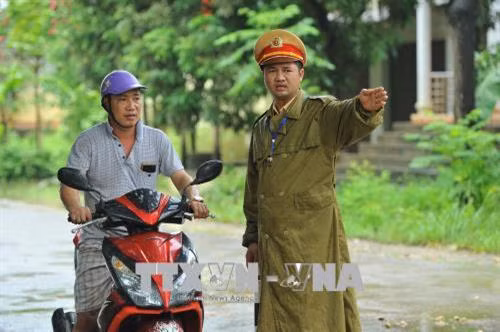 Cầu Lập Cập đang được thi công trên tuyến QL12B đoạn giáp ranh giữa tỉnh Hòa Bình và Ninh Bình bị ngập sâu nên lực lượng chức năng đã cấm xe, phân luồng giao thông đảm bảo an toàn. Ảnh: Minh Đức - TTXVN