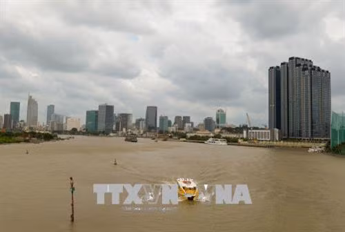 Tàu buýt sông có vai trò vận tải hành khách công cộng và là sản phẩm du lịch trên tuyến đường sông Thành phố Hồ Chí Minh. Ảnh: Đức Âu – TTXVN