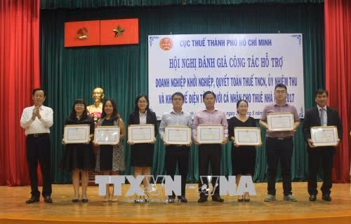 Cục thuế Thành phố Hồ Chí Minh tặng Giấy khen cho các đại lý thuế có thành tích xuất sắc trong việc hỗ trợ doanh nghiệp. Ảnh: Xuân Anh – TTXVN
