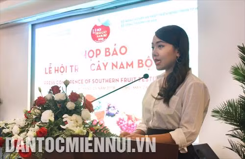 Bà Đinh Thị Ngọc Mai, Phó tổng Giám đốc Công ty Cổ phần Du lịch Văn hóa Suối Tiên phát biểu tại buổi họp báo