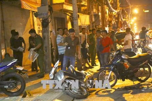 Thành lập tự phát và đi hoạt động được một thời gian, các nhóm “hiệp sỹ" đường phố tại Thành phố Hồ Chí Minh đã mang lại những hiệu quả nhất định trong việc hỗ trợ lực lượng Công an phòng chống tội phạm và được chính quyền ghi nhận. Theo thống kê chưa đầy đủ, hiện Thành phố Hồ Chí Minh có hơn 100 “hiệp sỹ” đường phố, tập trung hoạt động trong các nhóm theo từng địa bàn. Trong ảnh: Công an khám nghiệm hiện trường vụ việc đâm tử vong hai “hiệp sĩ” đường phố tối 13/5. Ảnh: TTXVN phát