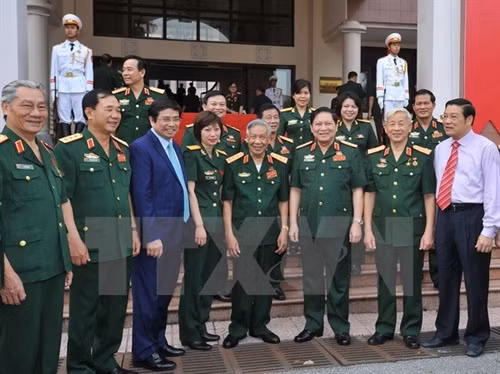 Thượng tướng Ngô Xuân Lịch, nguyên Tổng Bí thư Lê Khả Phiêu và các đại biểu dự Đại hội Đảng bộ cơ quan Tổng cục Chính trị. Ảnh: Trọng Đức/TTXVN