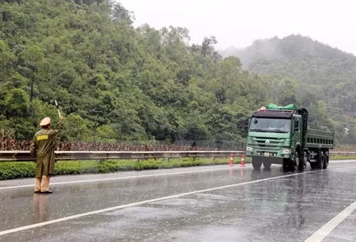 Cảnh sát Giao thông tỉnh Lạng Sơn phân luồng đảm bảo an toàn giao thông tại điểm sạt lở Km 25+200 trên Quốc lộ 1A. Ảnh: Thái Thuần/TTXVN