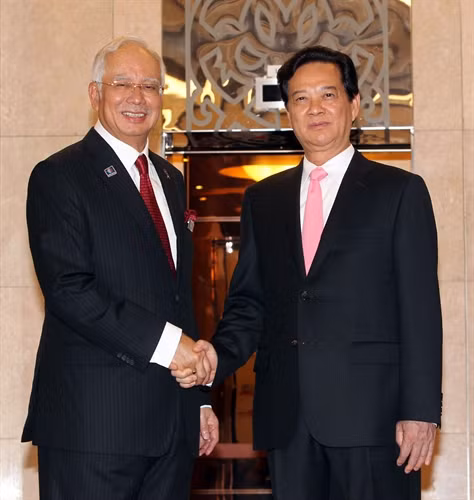 Thủ tướng Nguyễn Tấn Dũng và Thủ tướng Malaysia Najib Razak chụp ảnh chung. Ảnh: Đức Tám – TTXVN