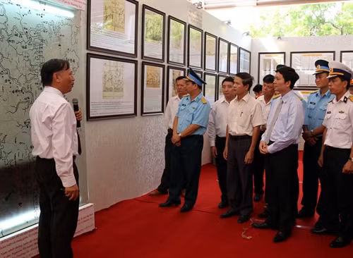 Đông đảo các tầng lớp nhân dân đến xem triển lãm. Ảnh: Đức Ánh - TTXVN