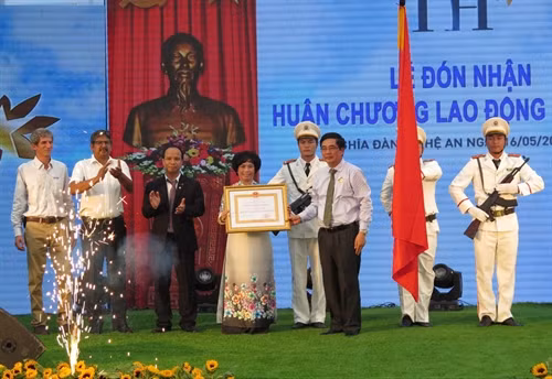 Tập đoàn TH đón nhận Huân chương Lao động hạng Ba. Ảnh: Nguyễn Văn Nhật - TTXVN