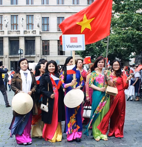 Đoàn Việt Nam tham gia Lễ hội "Praha - Trái tim của các dân tộc". Ảnh: Vũ Ngọc Mai-Phóng viên TTXVN tại Cộng hòa Séc