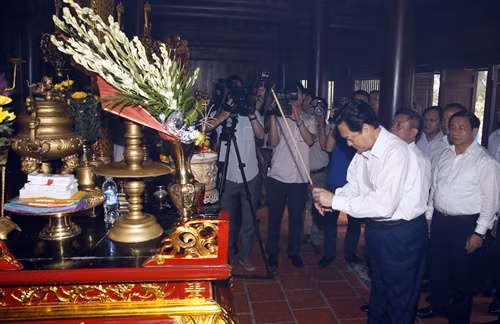 Nhân dịp công tác miền Trung, Thủ tướng Chính phủ Nguyễn Tấn Dũng và đoàn công tác của Chính phủ đã tới dâng hương và tham quan di tích quốc gia đặc biệt Khu lưu niệm Nguyễn Du tại huyện Nghi Xuân, tỉnh Hà Tĩnh. Ảnh: Đức Tám – TTXVN