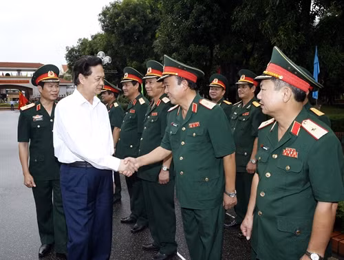 Thủ tướng Nguyễn Tấn Dũng đến thăm, làm việc với Quân khu 4. Ảnh: Đức Tám – TTXVN