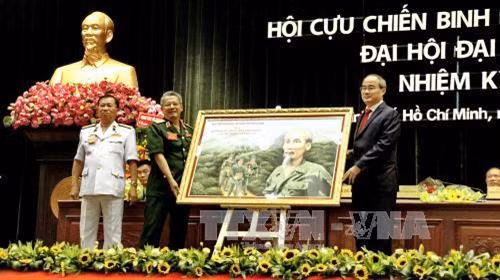 Đồng chí Nguyễn Thiện Nhân, Ủy viên Bộ Chính trị, Bí thư Thành ủy Thành phố Hồ Chí Minh, tặng quà lưu niệm cho đại diện Đoàn chủ tịch Đại hội. Ảnh: Thế Anh-TTXVN