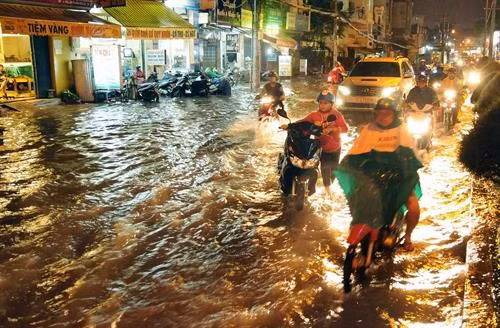 Để khắc phục vấn đề ngập lụt và gia tăng ngập lụt tại Thành phố Hồ Chí Minh, những năm qua, từ Trung ương đến thành phố đều đã có triển khai các chương trình, dự án với nhiều quy mô khác nhau. Tuy nhiên, thực tế các dự án này thực hiện quá chậm, bộc lộ nhiều hạn chế. Trong ảnh: Triều cương kết hợp với mưa lớn thường xuyên gây ngập nặng tại quận Bình Thạnh, Thành phố Hồ Chí Minh. Ảnh: Thanh Vũ- TTXVN