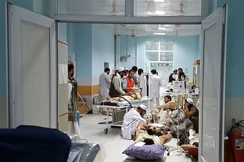 Các bác sĩ bệnh viện MSF vẫn tiến hành điều trị những người bị thương trong vụ oanh tạc vào bệnh viện của MSF ngày 3/10. AFP/ TTXVN